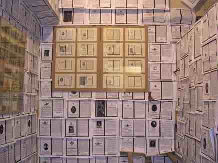 Das Stadtarchiv Düsseldorf bewahrt eine große Sammlung Totenzettel von Gefallenen aus den Jahren 1914-1918, Kopien wurden an die Wände einer Zelle der Bunkerkirche gehängt.